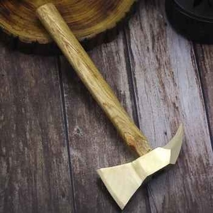 ขวานตีเหล็ก ZA DAMASCUS MAKERS พร้อมใบมีดเหล็กกล้าคาร์บอนขนาด 5 นิ้ว ด้ามไม้ สำหรับงานไม้และตัดต้นไม้ ระดับ DIY - Product Image 3