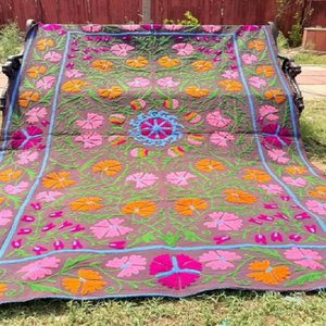 Tapiz Tradicional Uzbeko de Algodón Suzani con Bordado Floral Hecho a Mano, Textil Bohemio para Colgar en la Pared - Product Image 2