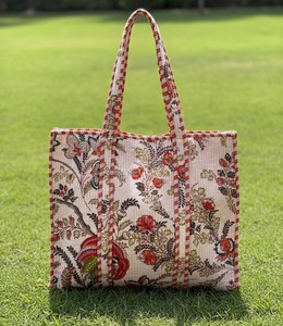 Bolso tote de terciopelo con estampado floral hecho a mano: Bolsos de fiesta acolchados, bolso de mercado - Product Image 1