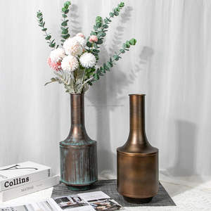 Vase à fleurs décoratif en métal carré moderne pour étagère et table console, finition martelée texturée, pour table de fête, Zahid Exports - Product Image 2