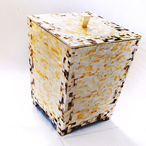 Exclusivo organizador de oficina con diseño de conchas marinas y motivos artísticos de mosaico que combina estética y utilidad. - Product Image 3