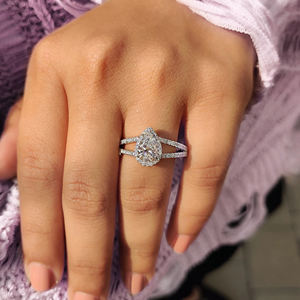 Anillo de Lujo para Mujer con Diamante Cultivado en Laboratorio Certificado por IGI, Forma de Pera, 2.00-5.00 Quilates, Engaste Catedral, Oro de 10K/14K/18K - Product Image 3