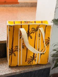 Bolso Tote Acolchado de Algodón Amarillo con Estampado de Leopardo, Cierre de Cremallera, Asas Ligeras a Rayas - Product Image 1