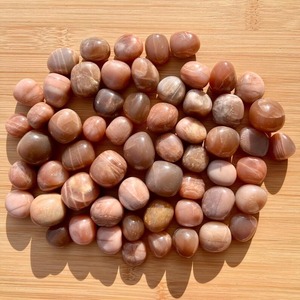 หินมูนสโตนธรรมชาติขัดเงาขนาด 15-30 มม. ขายส่ง หินบำบัด พีชมูนสโตน หินรีกิ คริสตัลกรวด รูปทรงก้อนกรวด ธีมความรัก - Product Image 3