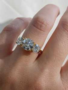แหวนหมั้นเพชรทรงกลมเพาะเลี้ยงแบบสามเม็ด – ทองคำแท้ 14K หรือเงินสเตอร์ลิง - Product Image 1
