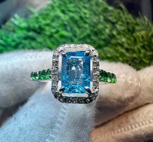 Anillo de cóctel con topacio de corte esmeralda, halo de diamantes pavé y banda de piedras preciosas verdes en plata 925 para mujer, joyería de lujo para compromiso. - Product Image 2