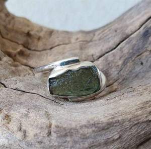 Bague artisanale en argent sterling avec moldavite brute, pierre précieuse naturelle verte, cadeau artisanal pour elle - Product Image 6