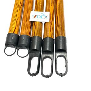 VDEX 120cm recubierto de PVC grano de madera mopa palo y recogedor producto de uso doméstico de alta calidad hecho en Vietnam - Product Image 1