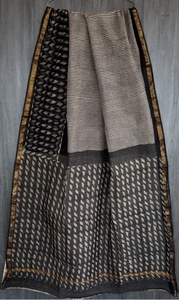 Sari en coton mélangé Kota Doria rayé et imprimé pour femme KV avec chemisier non cousu (noir) - Product Image 2