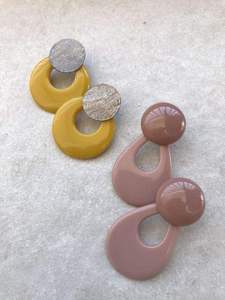 Boucles d'oreilles en résine artisanale, art abstrait, amour féerique, design créatif fait main par AL MALIK CRAFT - Product Image 6