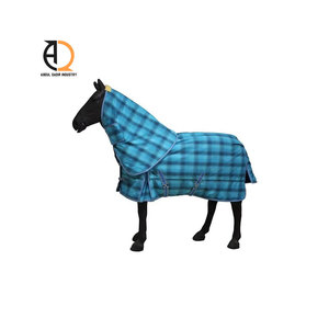 Manta de Invierno para Caballos con Cubrecuello Desmontable, Impermeable y con Forro Polar - Product Image 5