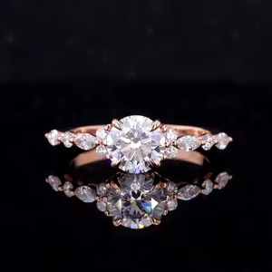 Bague en argent 925 avec diamant de laboratoire taille ronde et pierres latérales florales, bague de fiançailles tendance, bijou raffiné, cadeau pour femme - Product Image 1