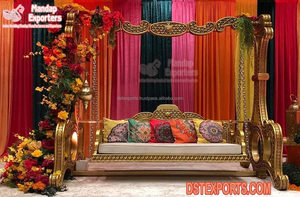 Balançoire en bois ravissante pour la cérémonie Haldi balançoire de paon doré pour les mariages superbe balançoire de mariage dorée pour la scène - Product Image 3