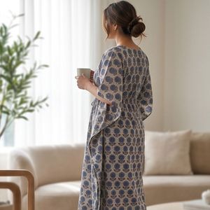 Caftán Azul Hecho a Mano con Estampado de Flores, Teñido con Índigo Natural de Alta Calidad, Elegante para Oficina, Transpirable para Días de Descanso - Product Image 2