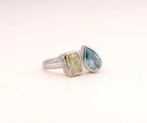 Anillo Toi Et Moi de Oro de 14K con Diamantes de Laboratorio de 2 Quilates Cada Uno, Corte Pera y Radiante, VVS2, Diamantes Amarillos y Azules de Fantasía, Anillo de Oro con Dos Piedras para Ella - Product Image 2