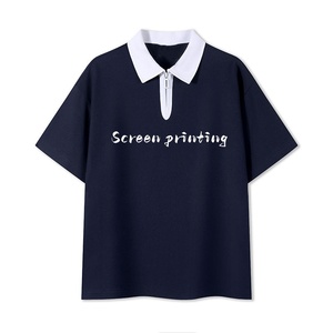 Polo de manga corta azul marino para hombre con cuello blanco y diseño de letras impresas en la parte delantera, estilo casual. - Product Image 1