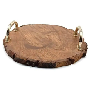 Plateau de service rond en bois massif fait main avec bords naturels et poignées en métal doré de luxe, plateau en écorce d'arbre naturelle pour la décoration d'hôtel - Product Image 1
