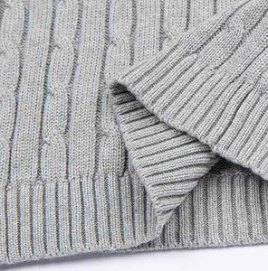 Gilet en tricot sans manches respirant et minimaliste pour homme, col en V, boutonné sur le devant, luxe discret - Product Image 3