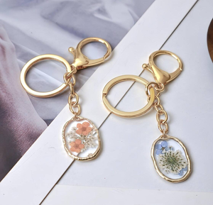 Porte-clés en résine de fleurs séchées, pendentif fait main en résine de fleurs pressées, porte-clés végétal, cadeau pour les passionnés de nature - Product Image 3