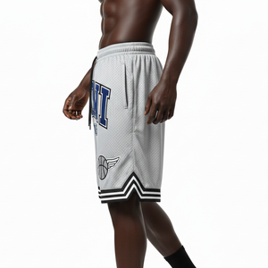 Shorts de bain en maille polyester premium gris, noir, blanc, avec empiècements rayés, logo personnalisé imprimé, respirants, pour homme. - Product Image 3