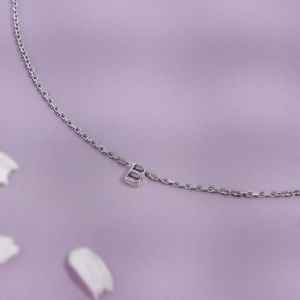 Collar con inicial de plata 925 para ella, joyería delicada para uso diario, colgante minimalista con letra, collar con nombre personalizado para regalo. - Product Image 5