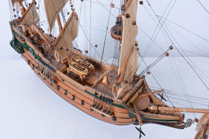 Modèle de bateau en bois Batavia L56.6, navire hollandais du XVIIe siècle, artisanal, peint à la main, décoration de table pour le bureau ou le salon - Product Image 4