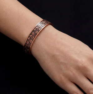 Bracelet manchette en cuivre massif pur, bijou ayurvédique de guérison, motif floral gravé en spirale, bracelet de poignet en métal antique durable, vente en gros - Product Image 1