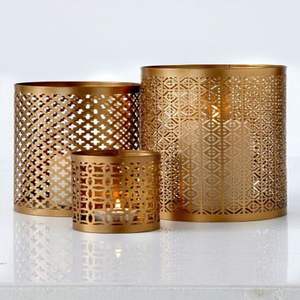 Modernos portavelas metálicos diseñados para hogares elegantes que ofrecen una luz de vela suave y un equilibrio visual escultural. - Product Image 6