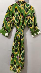 Bata de Terciopelo de Algodón 100% Ecológica Reversible con Estampado Ikat Verde, Manga Larga, Estilo Envolvente, Kimono para Mujer - Product Image 4