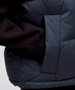Gilet matelassé court à capuche pour femme, bleu ardoise, avec capuche amovible, rabat coupe-vent boutonné et grands compartiments matelassés, sans manches, vente en gros - Product Image 5