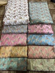 Tissu en soie jacquard brocart traditionnel indien de poids moyen avec tissage de fils métalliques pour la confection de Lehenga, Saree et Sherwani de mariée - Product Image 3