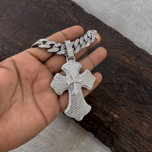 Pendentif Croix Personnalisé en Argent 925 et Moissanite, entièrement pavé de moissanites taille baguette, style Hip Hop Chrétien, Bijoux de Fiançailles - Product Image 1