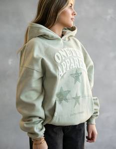 เสื้อฮู้ดดี้โอเวอร์ไซส์สำหรับผู้หญิง ยี่ห้อ Oneten สีเขียว พิมพ์ลายตัวอักษรแบบพัฟฟ์ ทรงไหล่ตก - Product Image 1