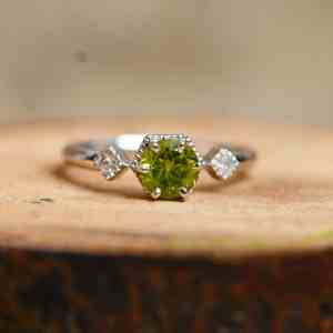 Anillo de Compromiso de Peridoto Natural de Lujo en Plata de Ley 925 con Baño de Oro Blanco y Engaste de Garras con Elegante Peridoto Verde - Product Image 1