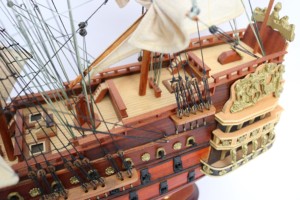 LE SOLEIL ROYAL con acabado en madera - Maqueta de madera inspirada en el barco histórico francés para decoración náutica y regalo empresarial - Product Image 4