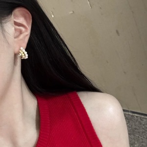 Colección Primavera 2025, Pendientes de Acero de Titanio en Forma de C, Estilo Europeo Americano, con Diseño Irregular y Incrustaciones de Perlas - Product Image 4