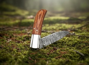 Cuchillo Plegable de Acero de Damasco de Grado Industrial Hecho a Mano con Mango de Madera y Funda de Cuero para Acampar al Aire Libre - Product Image 3