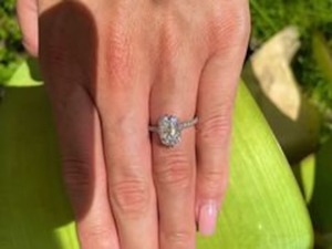 Bague de fiançailles élégante en moissanite taille coussin glacée allongée de 3,5 carats en or massif, la meilleure bague de fiançailles vintage - Product Image 2