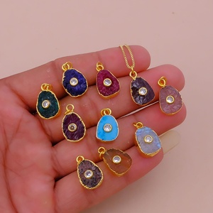 El Joyero Collar con colgante de rubí teñido en forma de hebra, moderno, piedra de nacimiento de julio, piedra curativa, chapado en oro, hecho a mano, con bisel y dije - Product Image 6