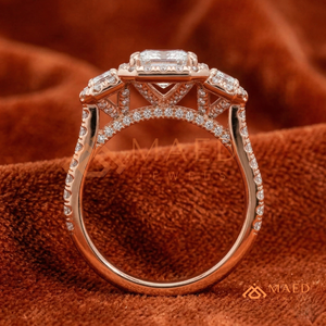 แหวนแต่งงานเพชรทรงมรกตทองคำโรสโกลด์ 14K คลาสสิก พร้อมวงแหวนสามแถวและดีไซน์เพชรทรงบาแก็ตต์ด้านข้างสำหรับผู้หญิง - Product Image 2