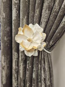 Sujetador de cortina de metal blanco premium con forma de flor, elegante accesorio para cortinas, ideal para espacios de dormitorio y sala de estar, de la India. - Product Image 3