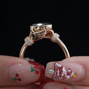 Bague de Fiançailles et de Promesse en Or Massif 14K avec Diamant Ovale Vert Fantaisie de 1,50 Carat et Diamant de Laboratoire, Motif Deux Mains, Style Antique, Cadeau pour Elle - Product Image 2