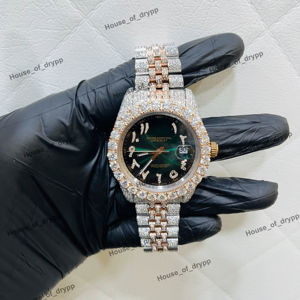 นาฬิกาข้อมือฮิปฮอปดีไซน์หรูหราประดับเพชรแล็บโกรว์ ตัวเรือนสีเขียว หน้าปัดตัวเลขอารบิก สายสแตนเลสสตีล - Product Image 1