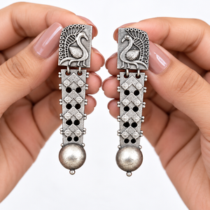 Fournisseur en gros de boucles d'oreilles pendantes en laiton plaqué argent antique, forme animalière paon, pour femmes |   ARTS JEWELS ER-04 Vente en gros pour mariages - Product Image 4