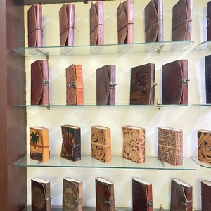 Diario de cuero marrón hecho a mano con tapa dura, cuaderno de bocetos vintage con relieve de jardín, papel de algodón con borde deshilachado, diario premium - Product Image 6