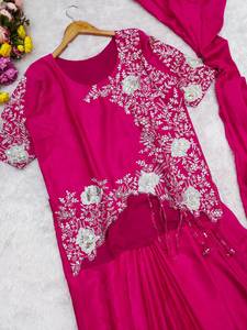 Sari pré-drapé tendance avec broderies riches et chemisier de créateur - Product Image 2