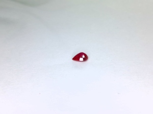 พลอยทับทิมพม่าทรงลูกแพร์คุณภาพพรีเมียมธรรมชาติ 100% ขนาด 0.84 กะรัต สีแดงเข้ม ทรงเหลี่ยมเจียระไน สำหรับทำจี้เครื่องประดับ - Product Image 3