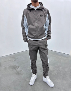 Survêtement gris pour homme avec blocs de couleur, bandes latérales, taille élastique, coupe-vent, joggers décontractés, vêtements de sport d'hiver mi-saison - Product Image 1
