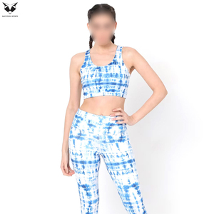 Soutien-gorge de compression pour femme, style rayé noir, de qualité supérieure, avec logo personnalisé imprimé, à prix raisonnable, pour la gym et le fitness. - Product Image 3