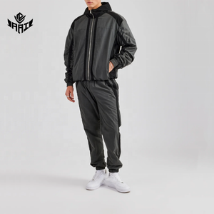 Conjunto de Chándal Cortavientos Personalizado, Chaqueta Ligera con Cierre y Pantalones Jogger, Ropa Deportiva de Dos Piezas Personalizada al por Mayor - Product Image 1